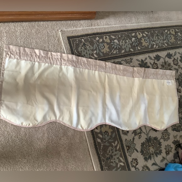 Valance, beige with designs on it it’s in good condition. The back is fa… - Picture 5 of 8